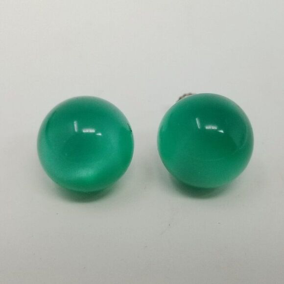 Vintage Green Lucite Dome Clip On Earrings, Moonglow Plastic Screw Backs - Picture 6 of 7